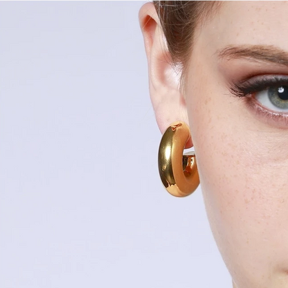 pendientes dorados tipo aro criolla gruesos. Son de acero quirurgico e hipoalergénico, resistentes al agua. Big chunky gold plated stainless steel hoop earrings.