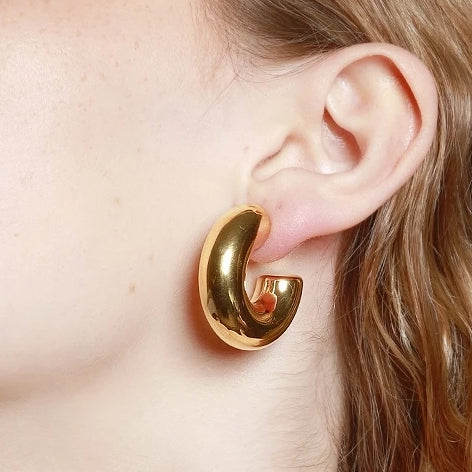 pendientes dorados tipo aro criolla gruesos. Son de acero quirurgico e hipoalergénico, resistentes al agua. Big chunky gold plated stainless steel hoop earrings.