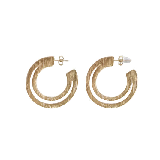 pendientes criolla grandes y ligeros de aro con textura. Son de acero hipoalergénico y resistente al agua. Acabado dorado con forma de media luna.