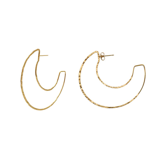 pendientes criolla grandes y ligeros de aro con textura. Son de acero hipoalergénico y resistente al agua. Acabado dorado con forma de media luna.