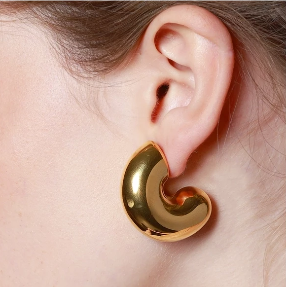 pendientes dorados tipo aro criolla gruesos. Son de acero quirurgico e hipoalergénico, resistentes al agua. Big chunky gold plated stainless steel hoop earrings.