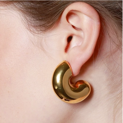 pendientes dorados tipo aro criolla gruesos. Son de acero quirurgico e hipoalergénico, resistentes al agua. Big chunky gold plated stainless steel hoop earrings.