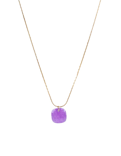 cadena o collar boho con colgante de piedra natural hecho de acero hipoalergénico amatista morado y resistente al agua. Es color oro. Gold plated stainless steel waterproof mineral pendant necklace