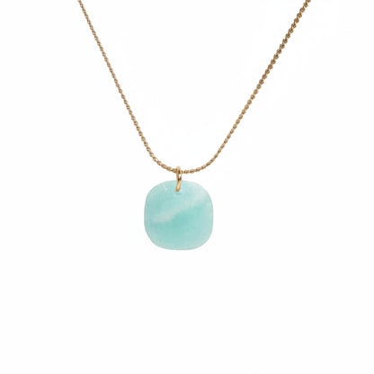 cadena o collar boho con colgante de piedra natural amazonita hecho de acero hipoalergénico y resistente al agua. Es color oro. Gold plated stainless steel waterproof mineral pendant necklace