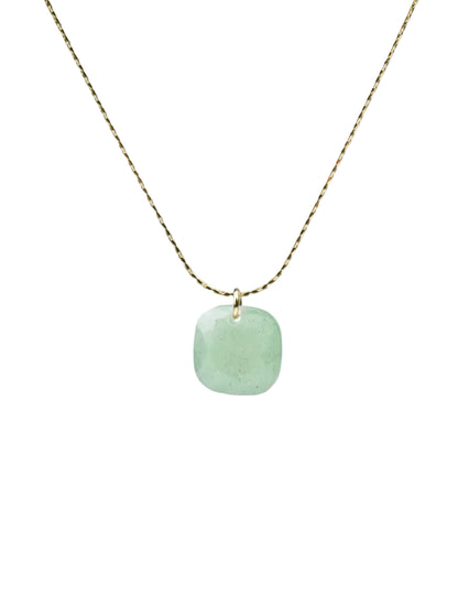 cadena o collar boho con colgante de piedra natural hecho de acero hipoalergénico y resistente al agua. Es color oro. Gold plated stainless steel waterproof mineral pendant necklace