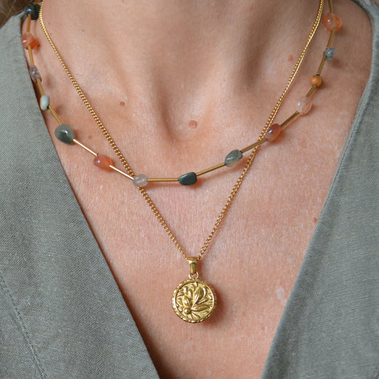 collar o gargantilla boho de acero hipoalergenico resistente al agua. tiene piedras naturales rodocrosita, aventurina, espinela y esta bañada en oro. Gold plated stainless steel turquoise and coral bead waterproof necklace