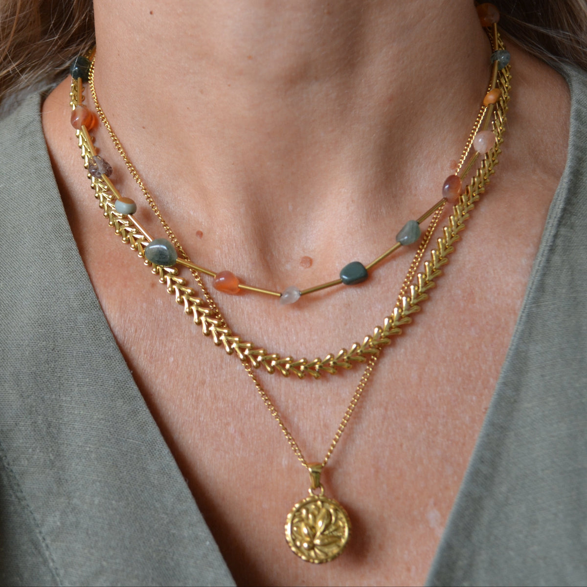 collar o gargantilla boho de acero hipoalergenico resistente al agua. tiene piedras naturales rodocrosita, aventurina, espinela y esta bañada en oro. Gold plated stainless steel turquoise and coral bead waterproof necklace