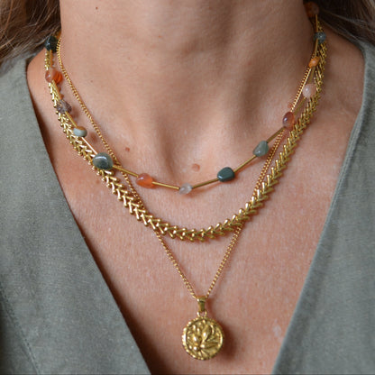 collar o gargantilla boho de acero hipoalergenico resistente al agua. tiene piedras naturales rodocrosita, aventurina, espinela y esta bañada en oro. Gold plated stainless steel turquoise and coral bead waterproof necklace