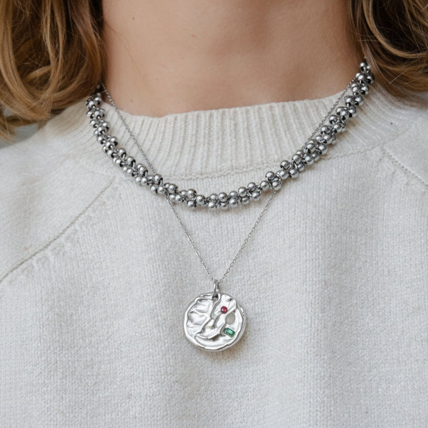 Gargantilla con medalla martillada y piedras de colores. Es de acero hipoalergénico dorado o plateado resistente al agua