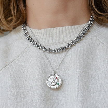 Gargantilla con medalla martillada y piedras de colores. Es de acero hipoalergénico dorado o plateado resistente al agua