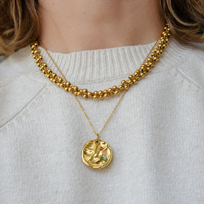 Gargantilla con medalla martillada y piedras de colores. Es de acero hipoalergénico dorado o plateado resistente al agua