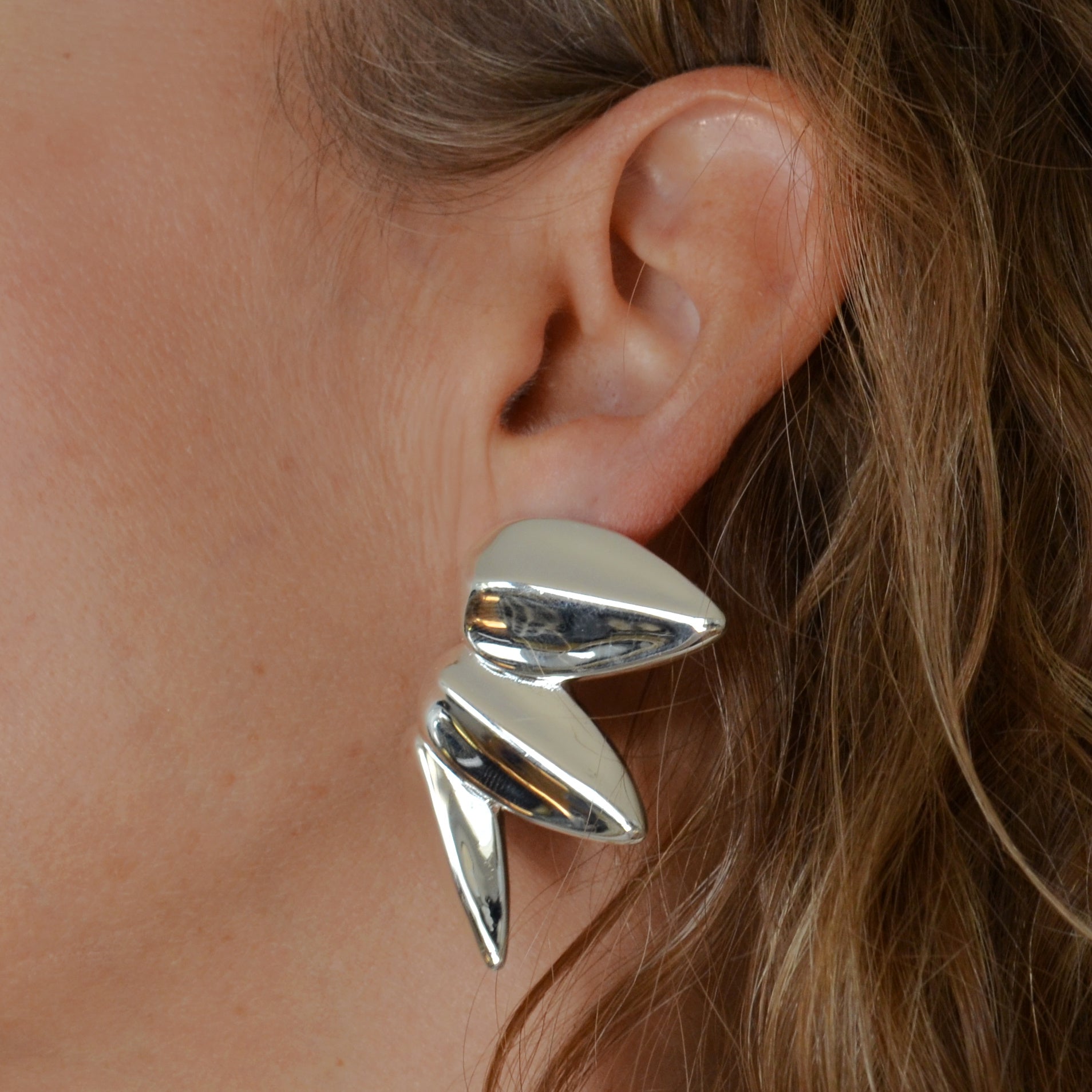 pendientes grandes para invitada a bodas o eventos. Tiene forma de hojas en caida de media luna. Son de acero hipoalergenico y resistente al agua. Acabado en dorado y plateado. No pesan, son ligeros