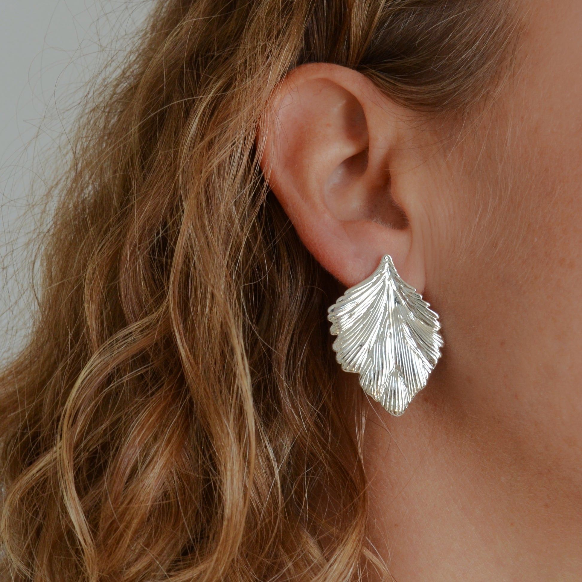 pendientes MEDIANOS para invitada a bodas o eventos en forma de hoja. Son de acero hipoalergenico y resistente al agua. Acabado en dorado y plateado. No pesan, son ligeros