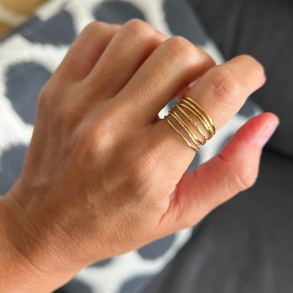 anillo boho ajustable,grande, dorado y resistente al agua ideal para  completar look de Invitada a bodas, bautizos y comuniones. está confeccionado en acero hipoalergénico y es la idea de regalo perfecto para el día de la madre o amigo invisible. Gold plated stainless steel adjustable waterproof ring
