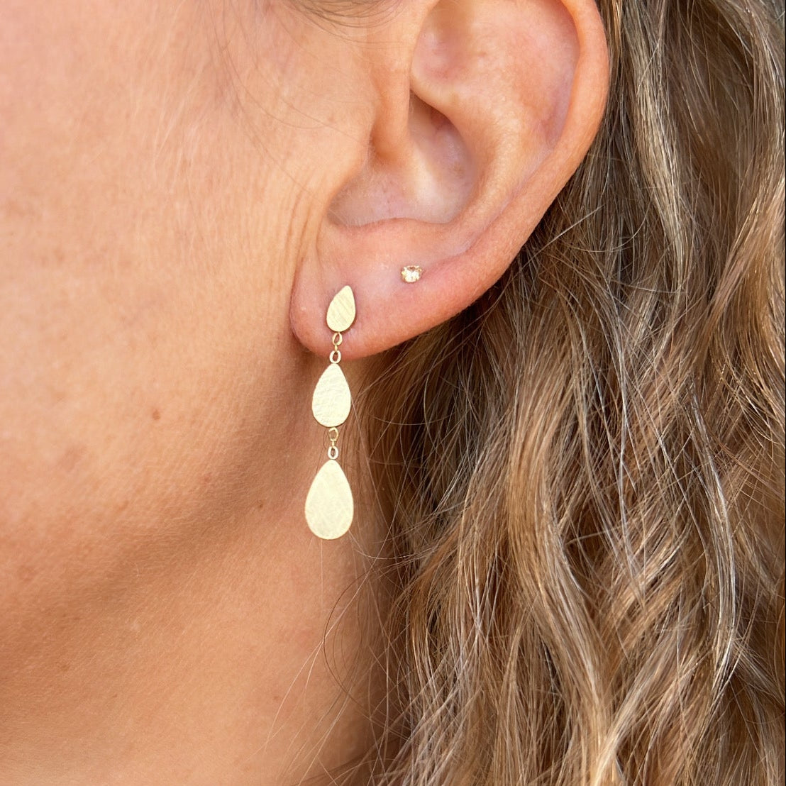 PENDIENTES COLGANTES CORTOS ESTILO BOHO. Son de lágrimas o gotas colgantes con cadena. No pesan nada. Son de acero hipoalergénico y resistente al agua. Son dorados y perfectos para looks boho y para llevar en la piscina o en el mar. 