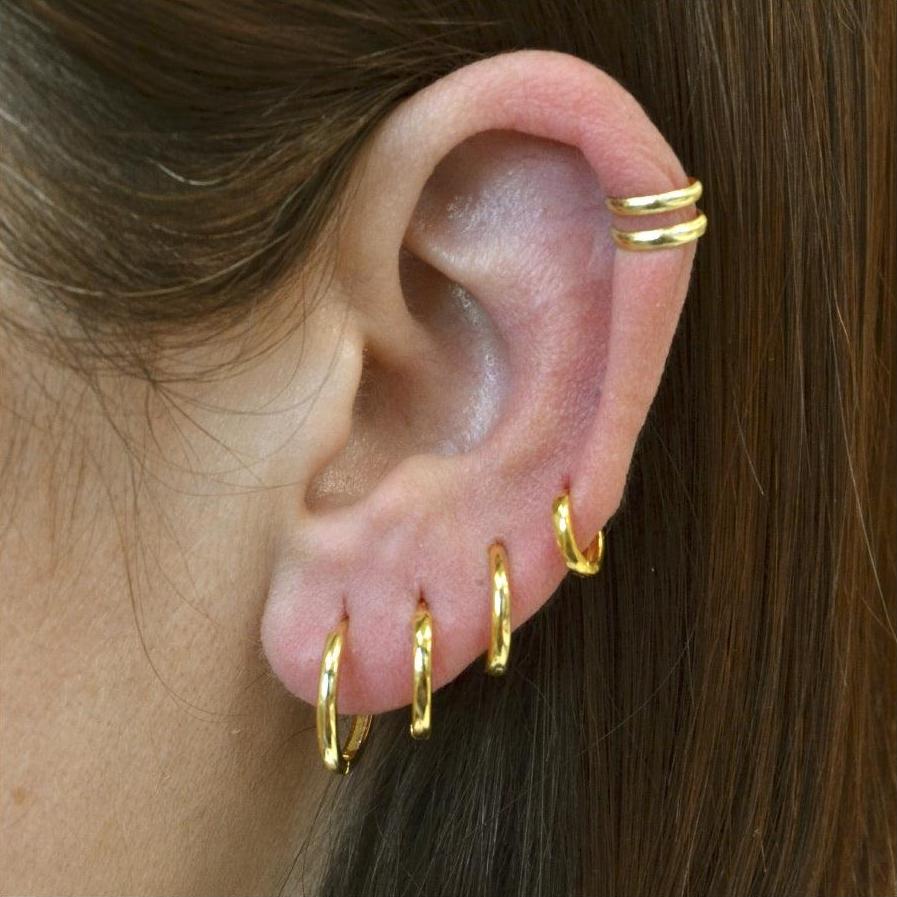 ear cuff cruzado en plata de ley 925 con baño de oro 18 kilates para llevar como un pendiente en el cartílago sin agujero. Gold plated silver ear cuff pack for piercing imitation