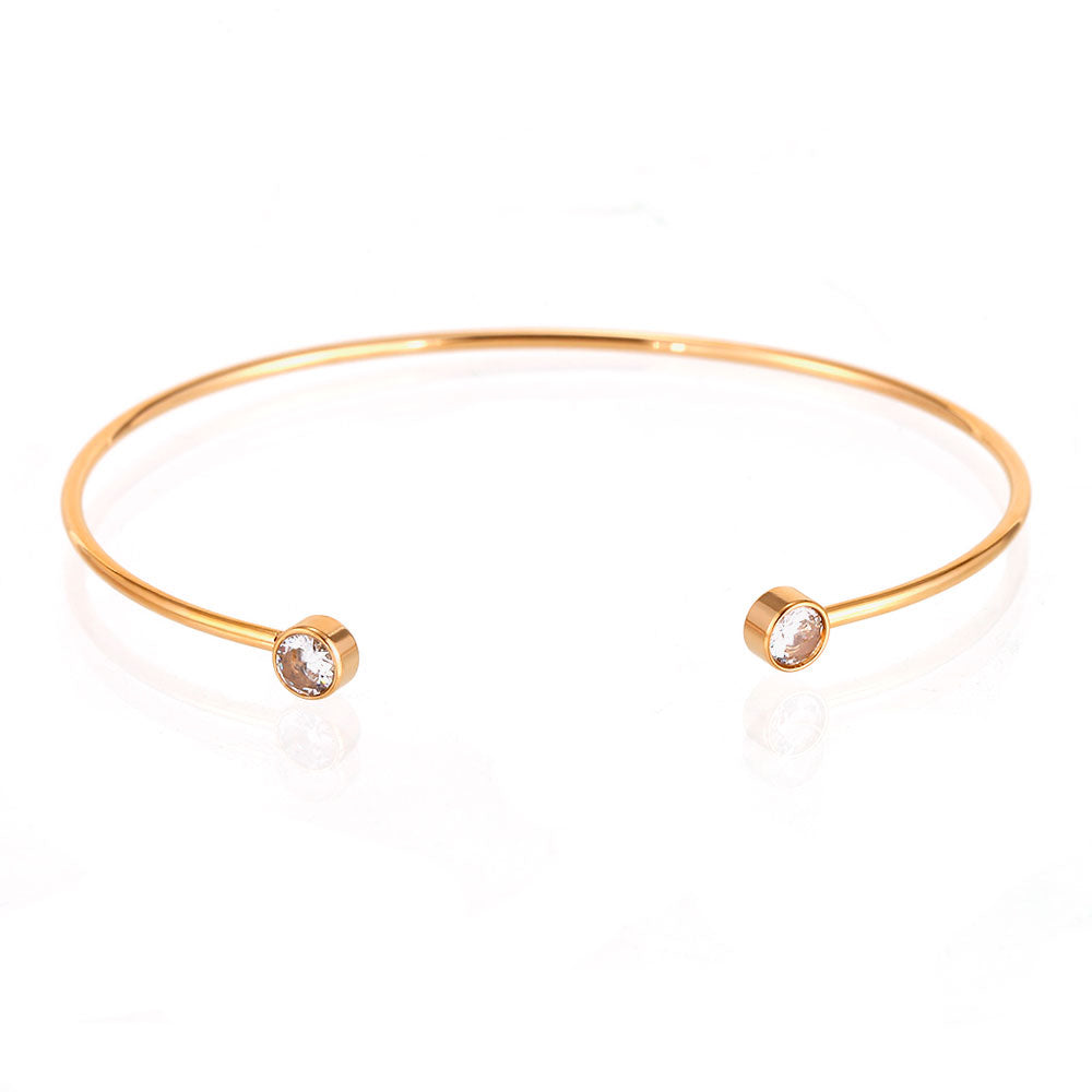 pulsera esclava dorada ajustable y fina con dos circonitas. Puedes elegirla en plateado o dorado. Es el regalo perfecto para adolescentes, madres y amigo invisible. Es de acero hipoalergénico y resistente al agua