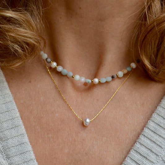 colgante de cadena dorada con perla de río. es DE ACERO HIPOALERGÉNICO Y RESISTENTE AL AGUA. sON UNos collares DE PERLAS PEQUEÑAS Y FINAS PAR REGALAR EN EL DÍA DE LA MADRE, DE AMIGO INVISIBLE O PARA UNA PRIMERA COMUNIÓN.