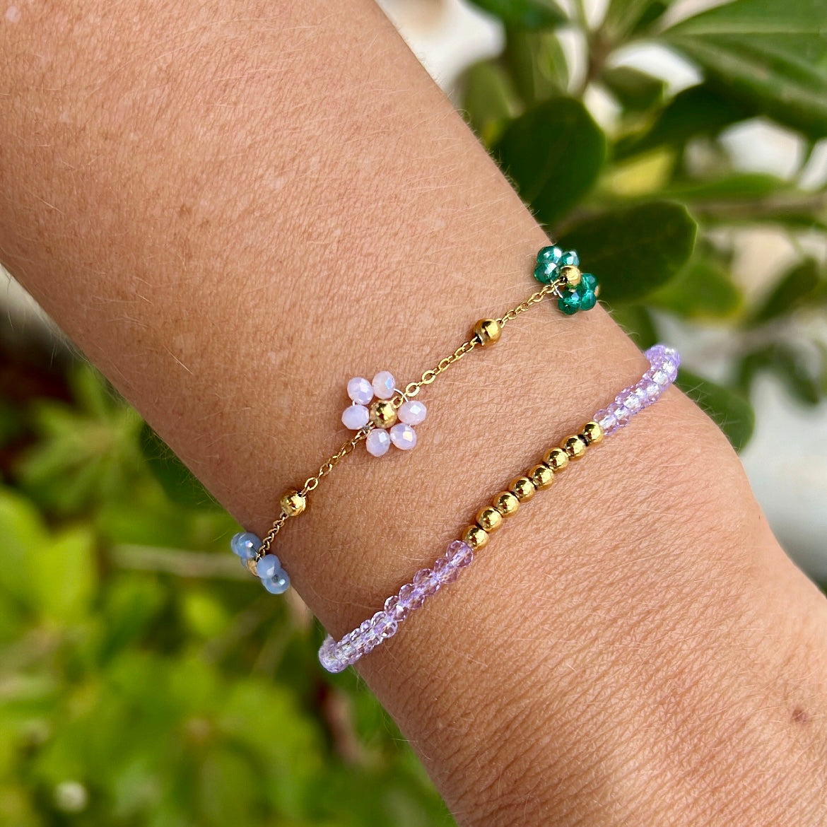 pulsera de flores con abalorios de cristal miyuki y flores de colores para verano. el material es acero hipoalergénico bañado en oro 18 k y resistente al agua. Gold plated stainless steel waterproof flower bracelet