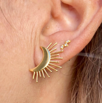 pendientes MEDIANOS para invitada a bodas o eventos en forma de luna y rayos de sol. Son de acero hipoalergenico y resistente al agua. Acabado en dorado. No pesan, son ligeros