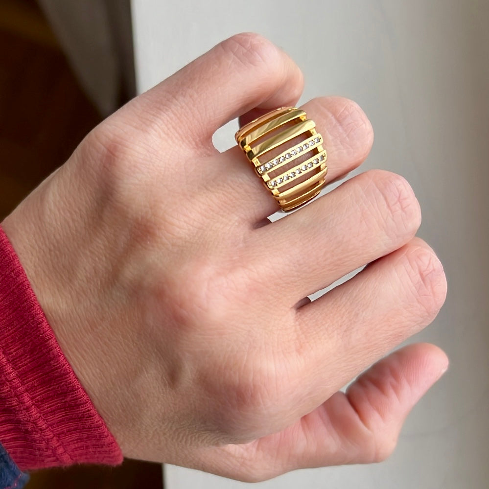 anillo dorado Ancho ajustable y resistente al agua. está confeccionado en acero hipoalergénico con baño de oro y circonitas  Gold plated stainless steel waterproof adjustable ring