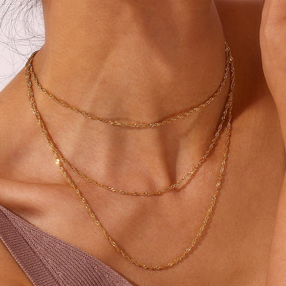 gargantilla o collar de cadena fina singapur dorada. Es de acero hipoalergénico resistente al agua. gold plated stainless steel thin chain necklace