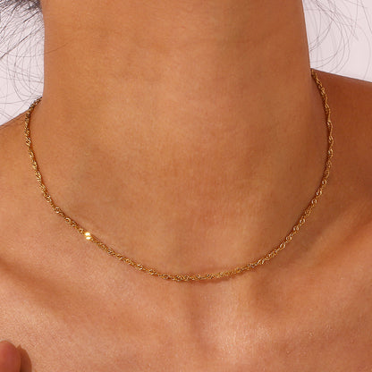 gargantilla o collar de cadena fina singapur dorada. Es de acero hipoalergénico resistente al agua. gold plated stainless steel thin chain necklace