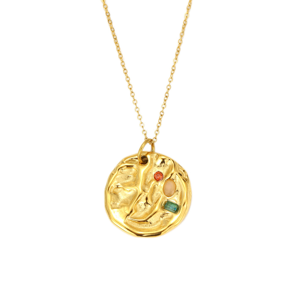 Gargantilla con medalla martillada y piedras de colores. Es de acero hipoalergénico dorado o plateado resistente al agua