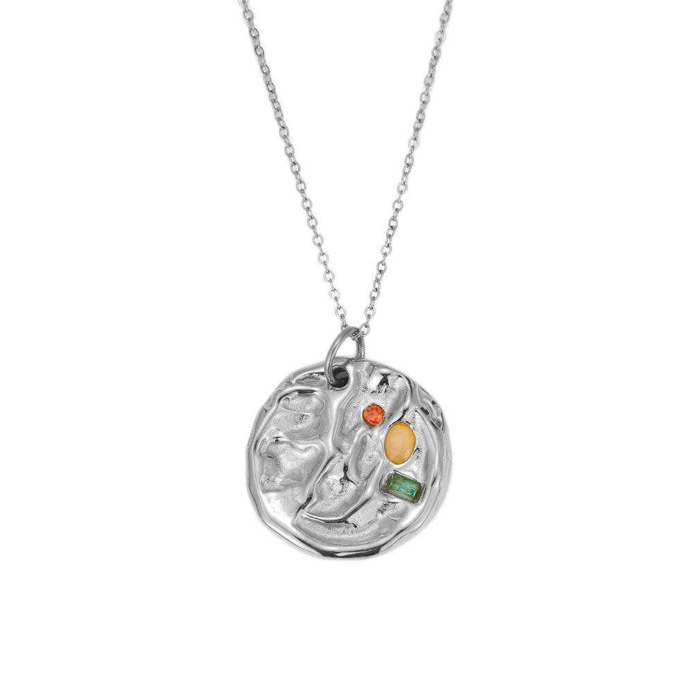 Gargantilla con medalla martillada y piedras de colores. Es de acero hipoalergénico dorado o plateado resistente al agua