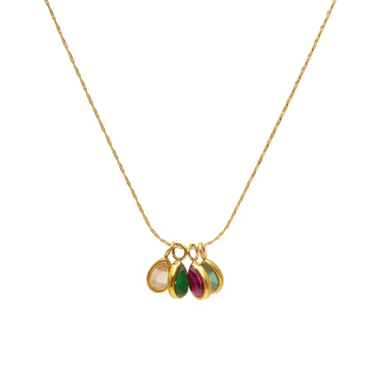 gargantilla boho fina con colgantes muticolor de cristal. Es de acero hipoalergénico y resistente al agua.