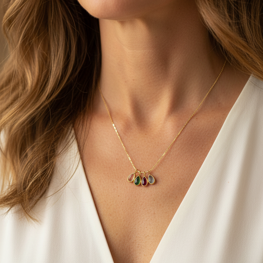 gargantilla boho fina con colgantes muticolor de cristal. Es de acero hipoalergénico y resistente al agua.