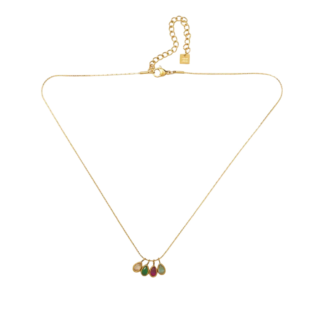 gargantilla boho fina con colgantes muticolor de cristal. Es de acero hipoalergénico y resistente al agua.