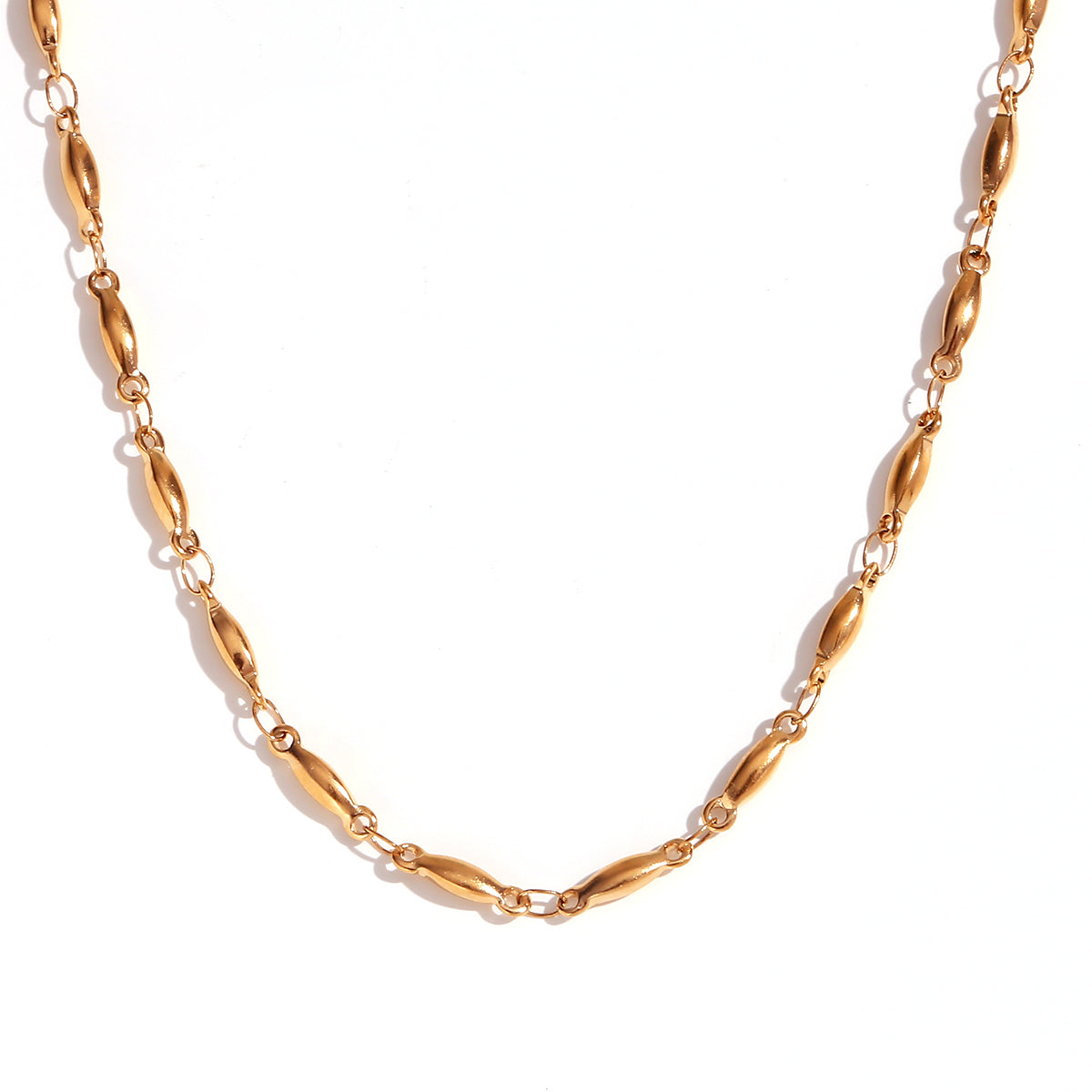 gargantilla boho chic en acero hipoalergénico y resistente al agua. Tiene forma de grano y es perfecta para hacer layering. Acabados en plateado y dorado
