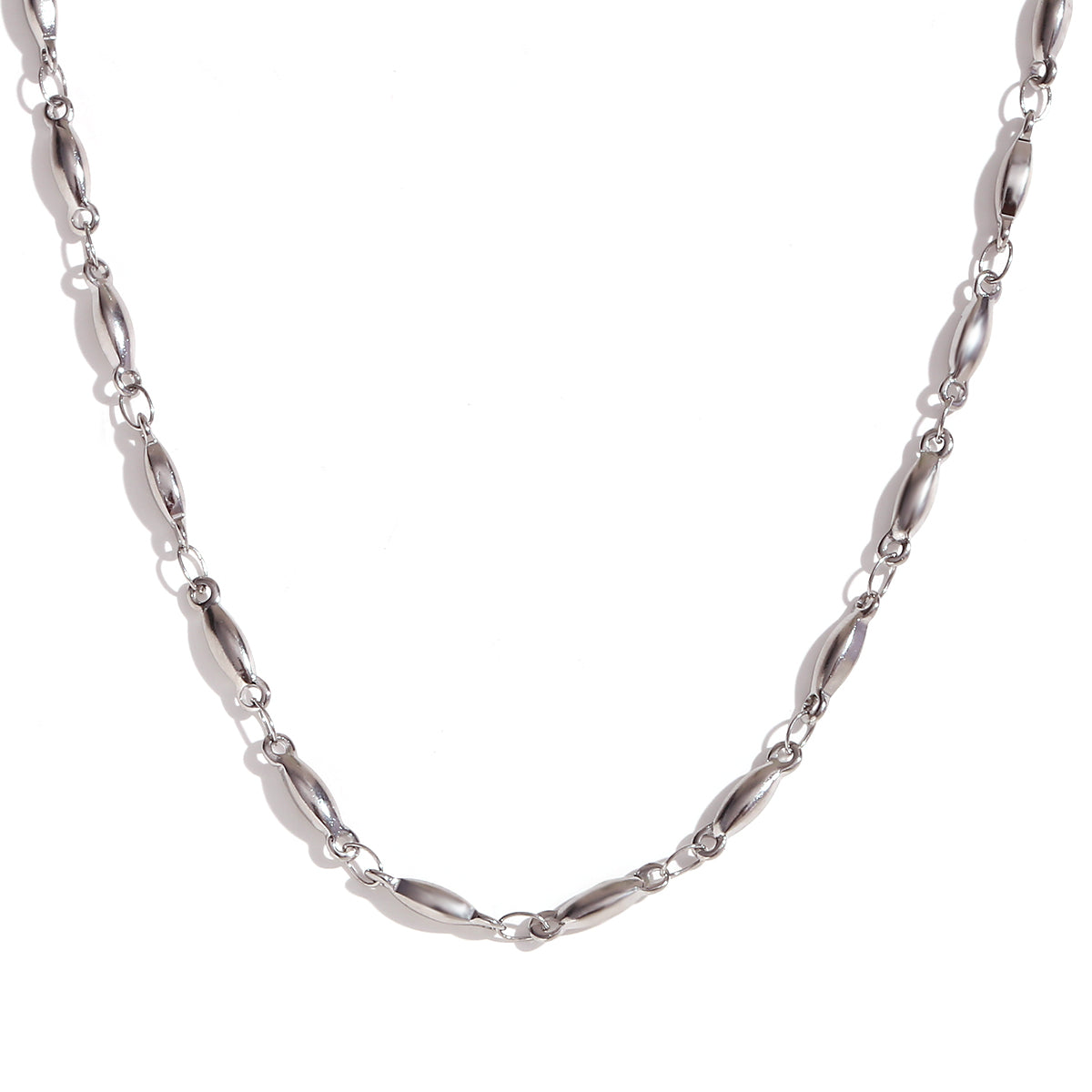 gargantilla boho chic en acero hipoalergénico y resistente al agua. Tiene forma de grano y es perfecta para hacer layering. Acabados en plateado y dorado