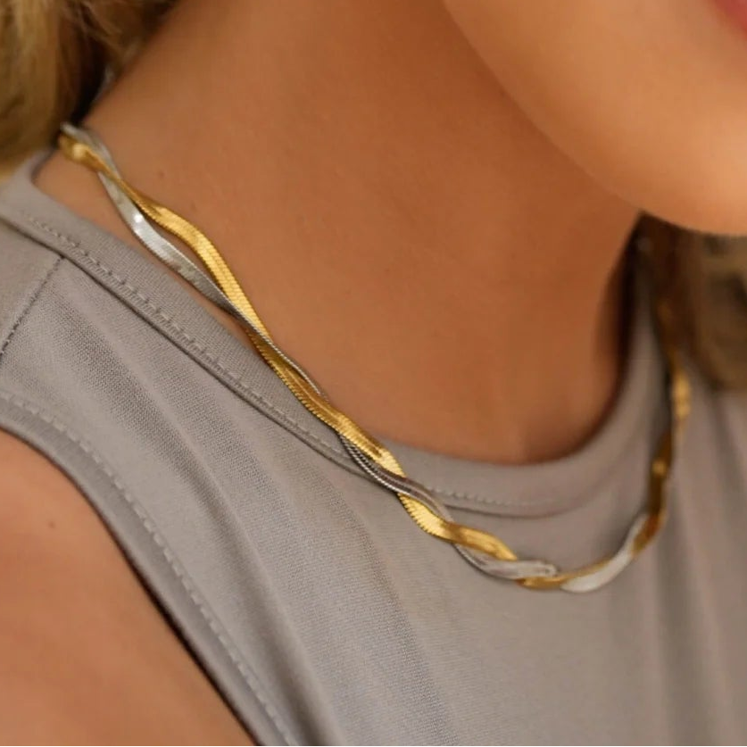 cadena o collar trenzado de escama en acero hipoalergénico y resistente al agua. Es bicolor plata y oro. Gold and silver plated stainless steel braid waterproof necklace.