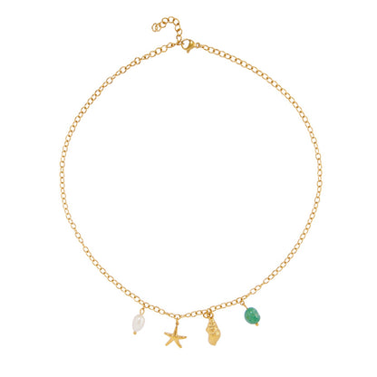 COLLAR waterproof o resistente al agua confeccionado en acero con baño de oro 18 kilates. Tiene abalorios de colores imitando piedra natural turquesa y perla cultivada. también tiene colgantes de estrella de mar y una concha o caracola.