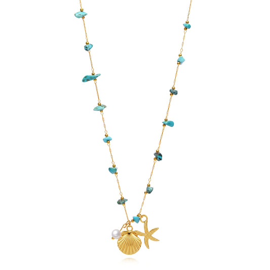 COLLAR waterproof o resistente al agua confeccionada en acero con baño de oro 18 kilates. Tiene abalorios de colores imitando piedra natural turqyesa y perla cultivada. también tiene colgantes de estrella de mar y concha. 