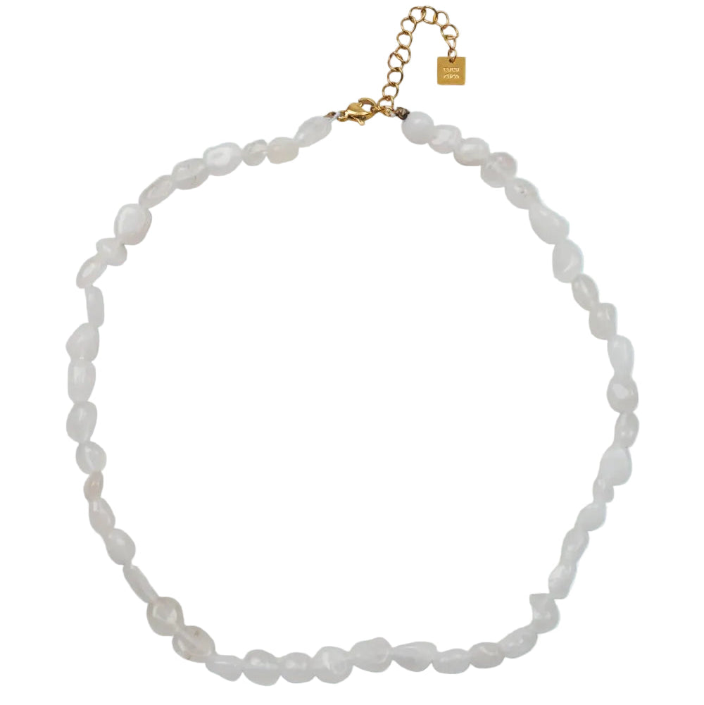 collar estilo boho de piedra mineral natural piedra blanca. Ideal para verano, para regalar en el día de la madre y para llevar a la playa y resaltar el moreno