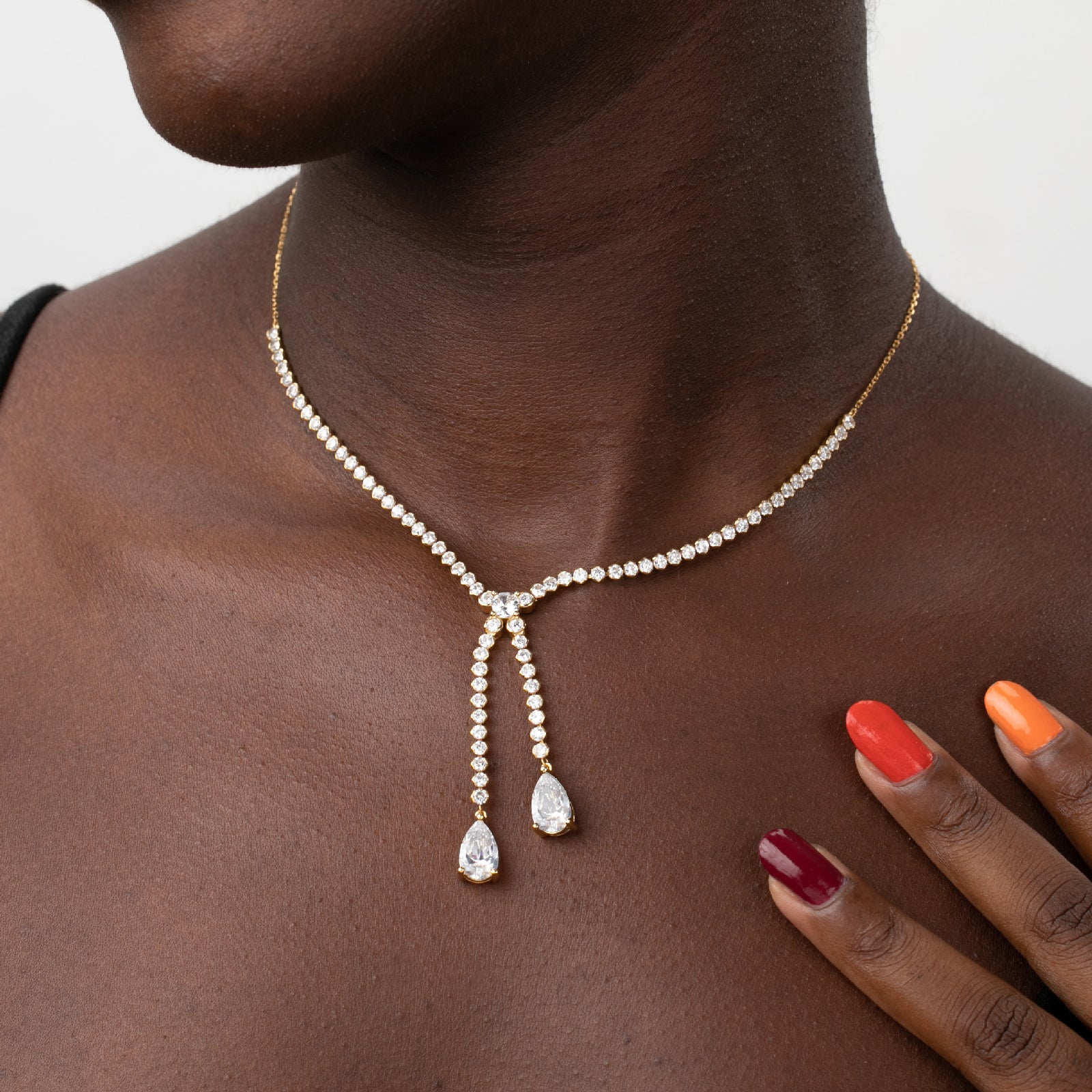 gargantilla o collar con cadena tenis de circontias y dos lagrimas brillante. Es de bronce con baño de oro 18 kilates. Gold plated bronze tenis necklace with pear shaped diamond like drop