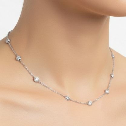 gargantilla de plata de ley con circonitas en círculo tipo punto de luz. Acabados en plata rodiada y baño de oro 18 kilates. Hipoalergénica. 