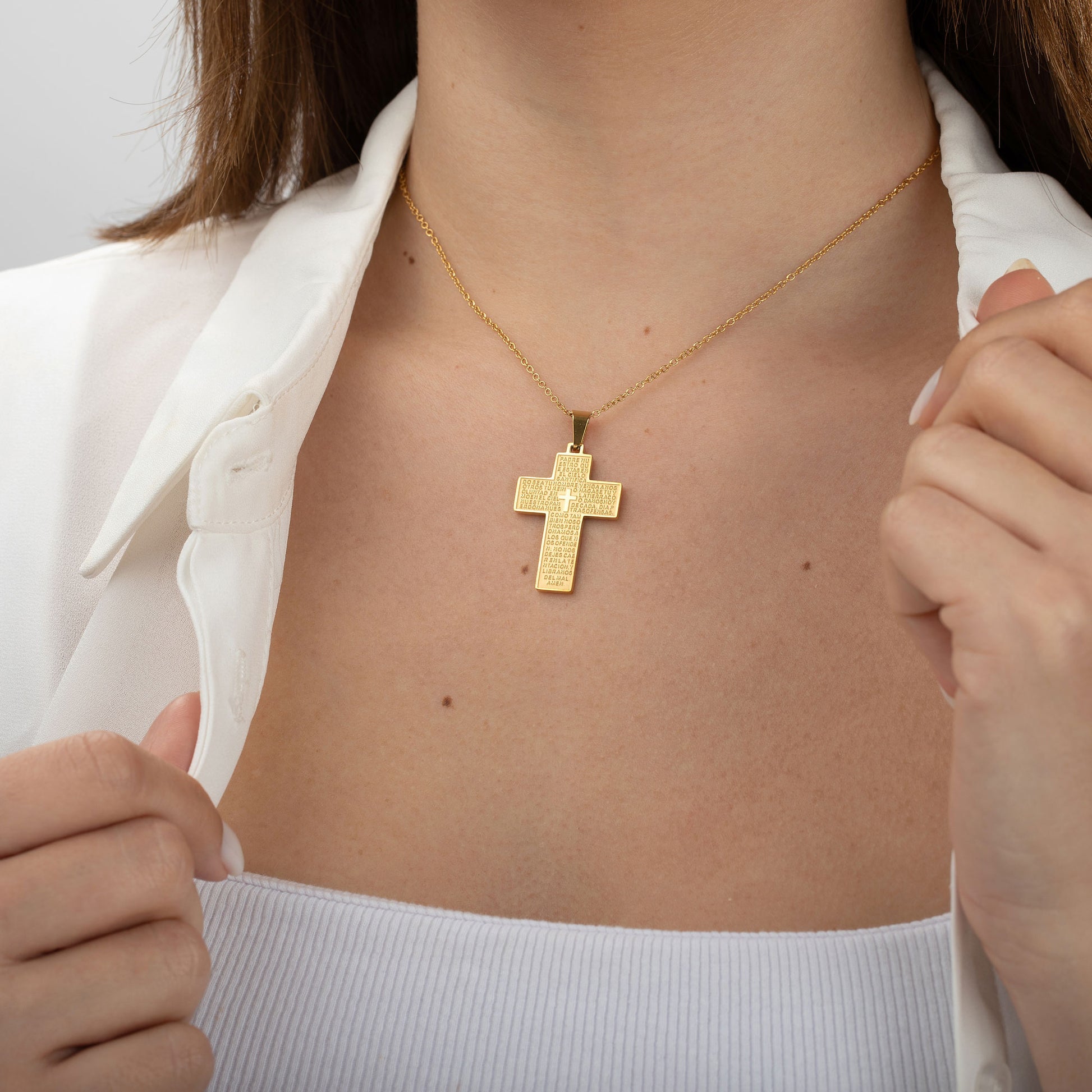 Collar con colgante de cruz ancha e inscripción del padre nuestro. Es de acero quirúrgico hipoalergénico y resistente al agua. Acabados en acero y dorado. Ideal para regalo