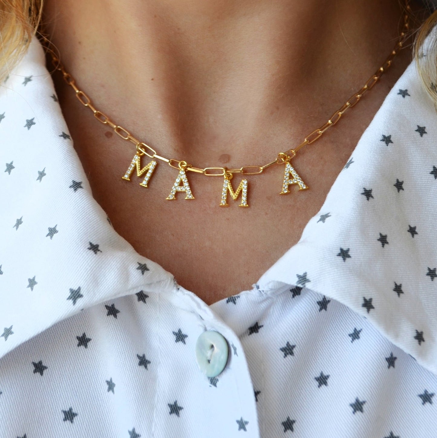 Regalo personalizado con letras de los hijos y nietos para madre o abuela. Gargantilla personalizada con cadena y colgante pequeño de la inicial de tu nombre. Está confeccionado en plata de ley con baño de oro 18 kilates