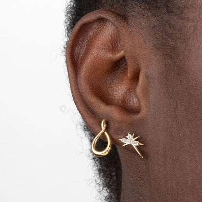 pendiente para piercing con pinchos y rayos. es de plata de ley con baño de oro 18 kilates. 