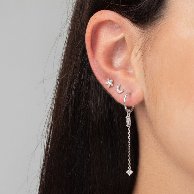 mini pendientes para piercing de media luna con circonitas. Son hipoalergénicos porque están confeccionados en plata de ley con baño de oro 18 kilates. Gold plated sterling silver zircon tiny moon piercing earrings.