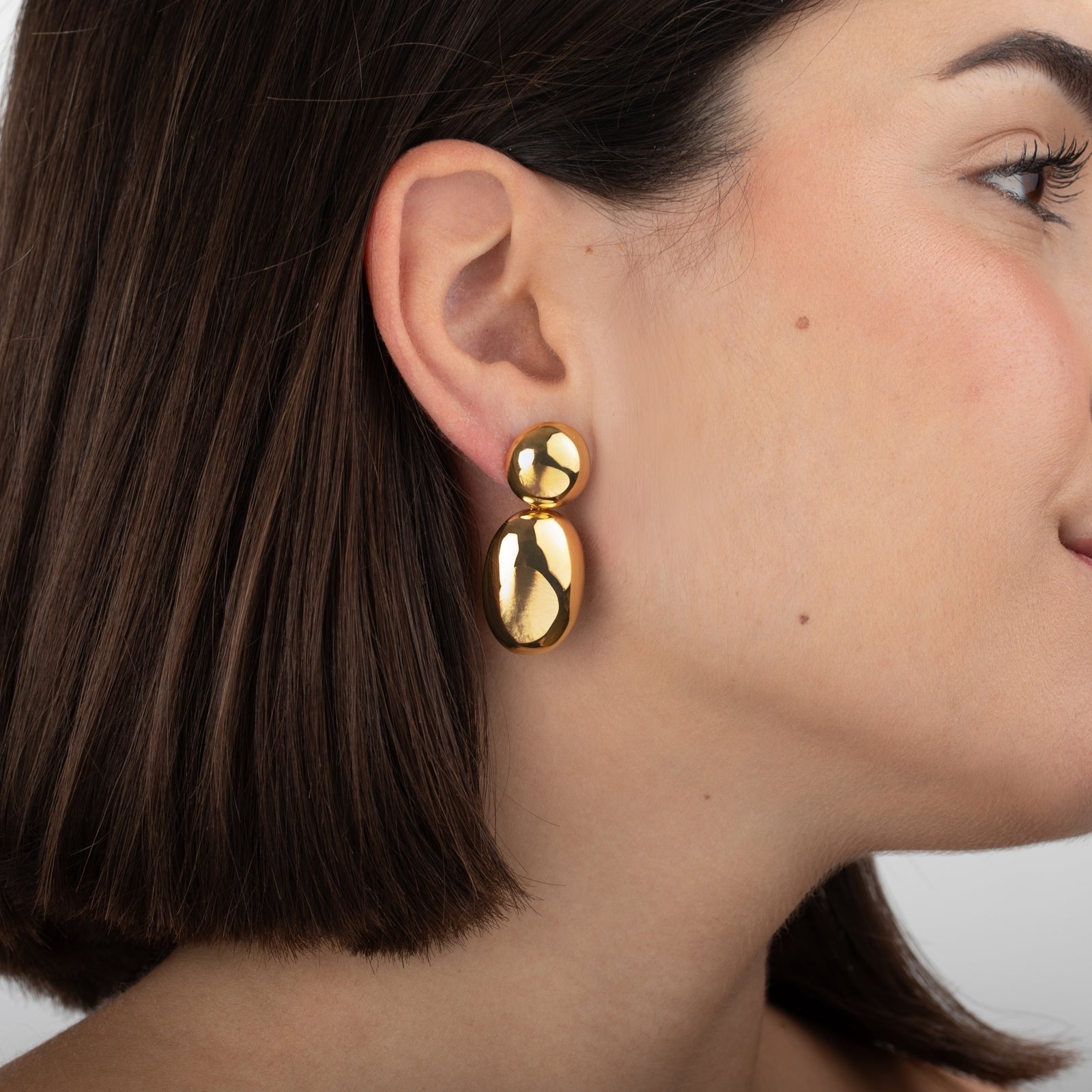 pendientes grandes de fiesta para invitada a boda que son un circulo y un ovalo. el material es acero hipoalergénico resistente al agua con baño de oro o plata. Gold plated stainless steel big kendall and kylie jenner earrings