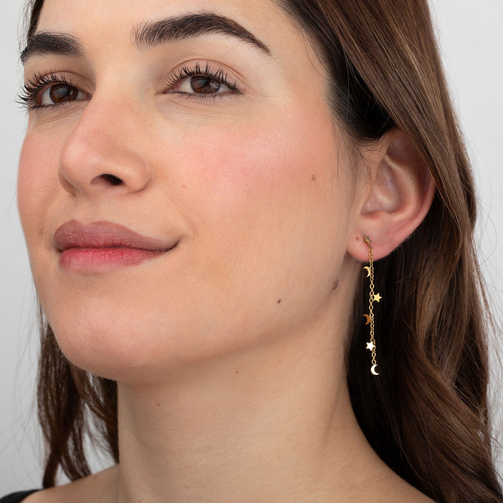 pendientes largos de cadena para mujer, niña y adolescente. No pesan nada. Son de cadena larga con estrellas y lunas colgantes en acero hipoalergénico resistente al agua. Gold plated stainless steel long heart pendant earrings