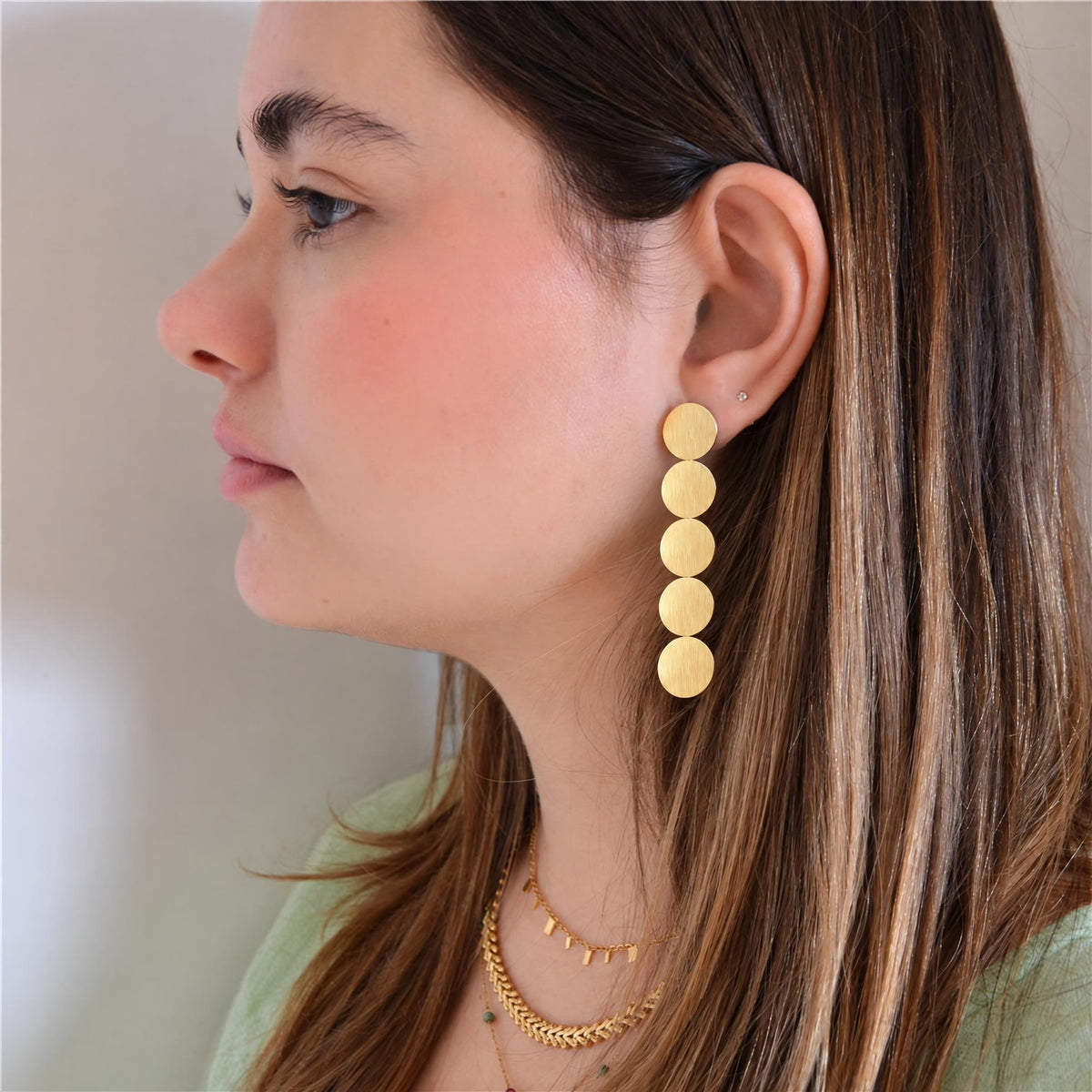 Pendientes Circo dorados puestos: largos de cinco círculos satinados, acero hipoalergénico resistente al agua, ideales para invitada de boda