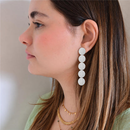 Pendientes Circo plateados puestos: largos de cinco círculos satinados, acero hipoalergénico resistente al agua, ideales para invitada de boda