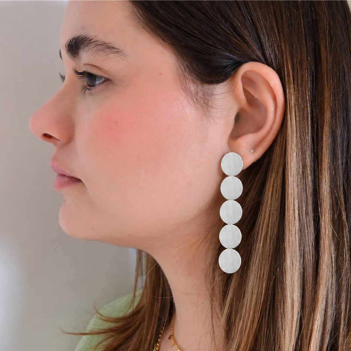 pendientes de fiesta largos con círculos en cadena, perfectos para una invitada a boda o evento. No pesan y son perfectos para lóbulo rasgado. Son hipoalergénicos y resistentes al agua. están en acabado plateado y dorado