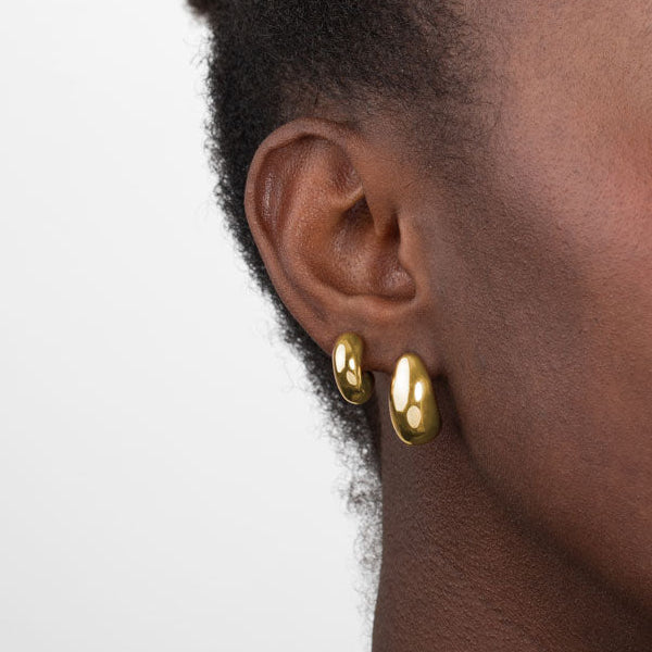 pendientes dorados tipo aro criolla gruesos. Son de acero quirurgico e hipoalergénico, resistentes al agua. 